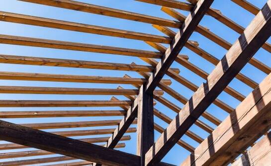 Rola montażu dachowego szkieletu w stabilności konstrukcji