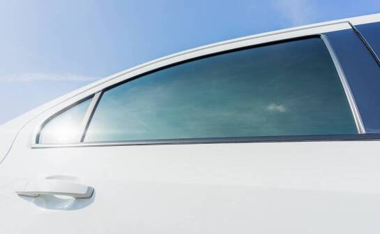 Dlaczego warto wybrać szyby samochodowe z funkcją redukcji promieniowania UV?