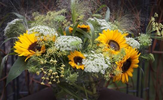 Jak przygotować zachwycający bukiet z bazą słonecznika?