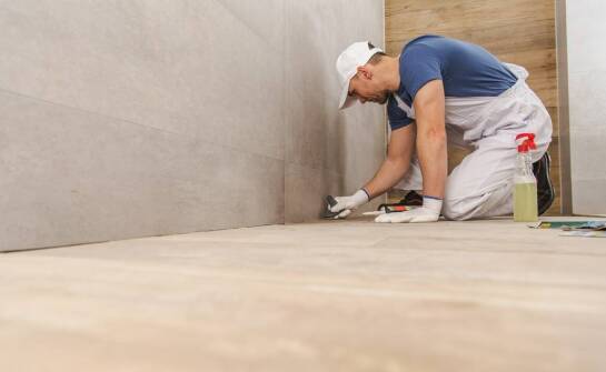 Jakie wyzwania stoją przed specjalistami przy układaniu glazury na dużych powierzchniach?