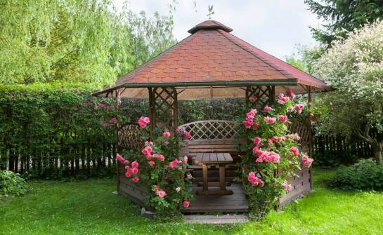 Wykorzystanie grillowej chaty do budowania relacji podczas integracyjnych imprez