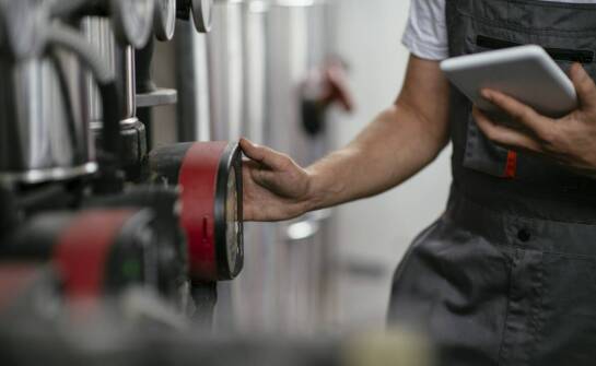 Transport i instalacja kotłów na biomasę - co oferuje producent?