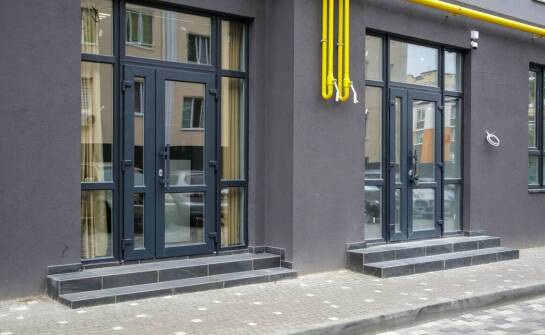 Skup komercyjnych nieruchomości a tradycyjna sprzedaż: zalety i wady