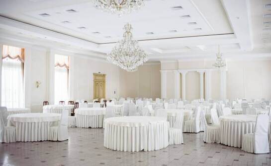 Jakie korzyści niesie organizacja okolicznościowych przyjęć w bankietowych salach?