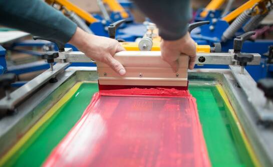 Rekomendacje dotyczące wyboru chemii do sitodruku dla małych firm.