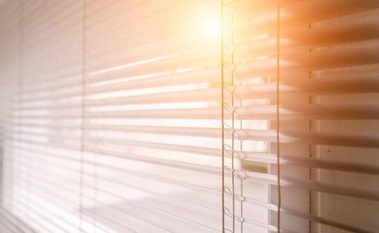 Jakie rolety najlepiej chronią przed słonecznym promieniowaniem?