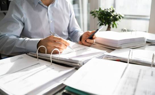 Jakie są procedury certyfikacji dla przysięgłych tłumaczy?