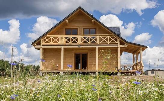 Jakie są korzyści z wyboru całorocznego domu drewnianego bez pozwolenia?