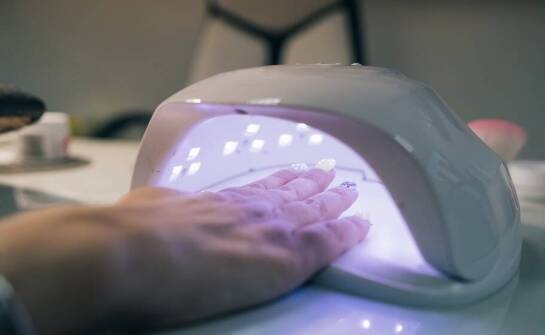 Trwałość i styl – zalety hybrydowego manicure w salonie kosmetycznym