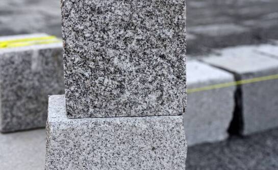 Jak dobrać kolorystykę granitowej kostki do architektonicznego otoczenia?