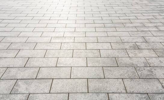 Techniki układania płyt chodnikowych 35x35 w przestrzeniach zewnętrznych