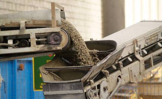 Jak kubełkowe przenośniki wspierają transport sypkich materiałów?