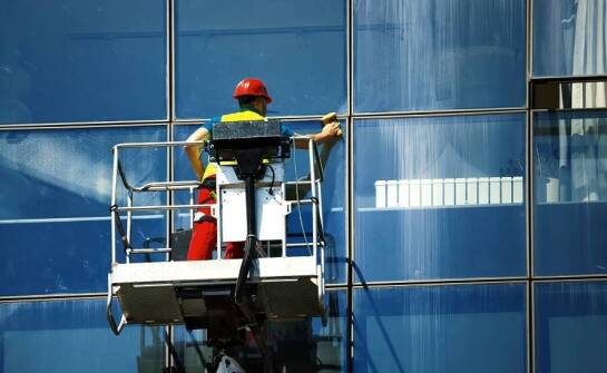 Profesjonalne czyszczenie elewacji: klucz do przedłużenia trwałości elewacji