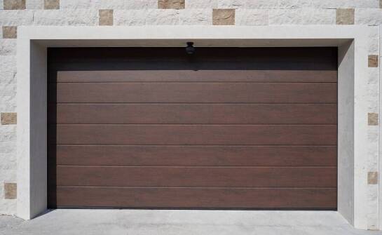 Przewaga rolowanych bram nad innymi rodzajami garażowych bram