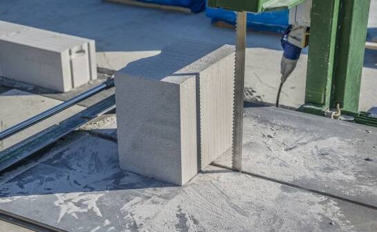 Jakie są różnice mi ędzy standardowym a specjalistycznym brzeszczotem do betonu?