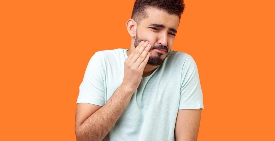 Jakie są pierwsze objawy problemów z zębami, które wymagają uwagi u stomatologa?