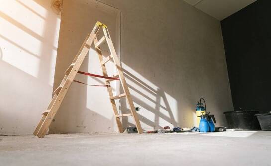 Zastosowanie rozkładanych drewnianych drabin w różnych branżach