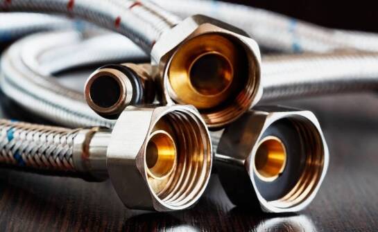 Jakie akcesoria są niezbędne przy montażu hydraulicznych instalacji?