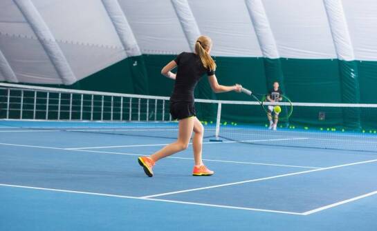 Kryte korty tenisowe: jak zapewniają komfortowe warunki do gry bez względu na pogodę