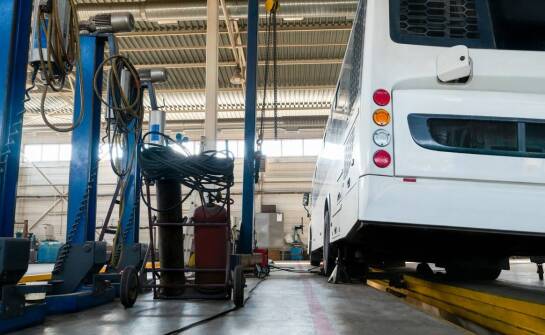 Jakie korzyści niesie serwisowanie układu wydechowego w ciężarówkach?