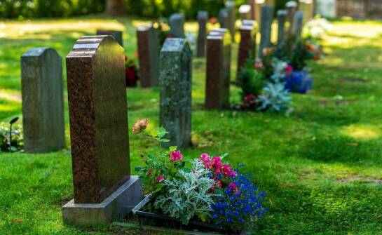 Jak dopasować nagrobne akcesoria do indywidualnego projektu pomnika?