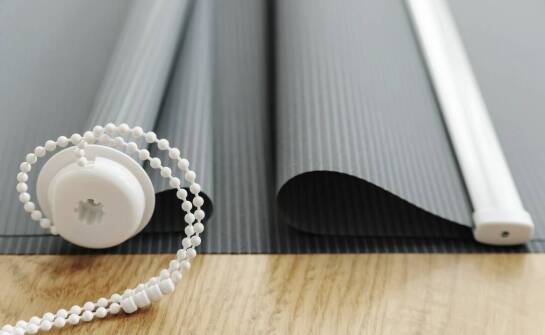 Rolety rzymskie - jakie sterujące mechanizmy wybrać?