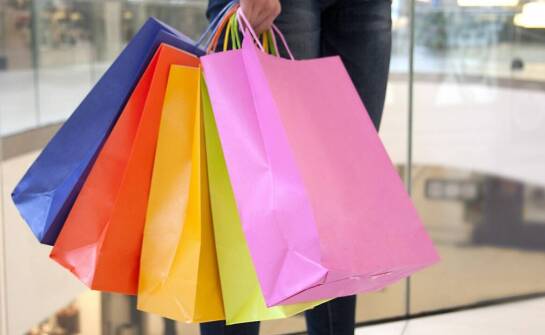 Papierowe torby z nadrukiem full color: jak wpływają na estetykę i funkcjonalność produktu?