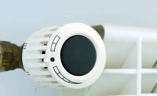 Jakie korzyści oferuje kątowy zawór do łazienkowego grzejnika w systemie PEX?