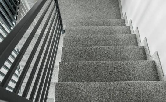 Czy dywanowe schody mogą być łatwe w utrzymaniu czystości?