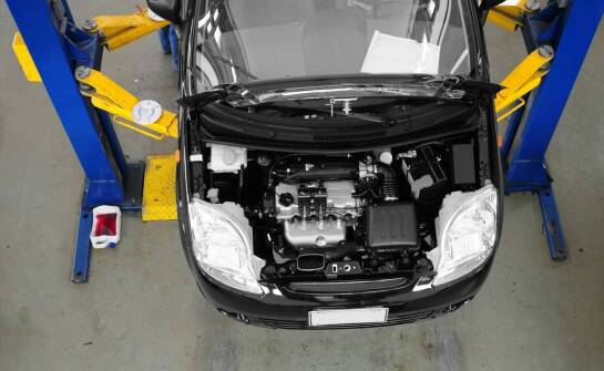 Zastosowanie pneumatycznego lewarka w warsztatach samochodowych – kluczowe korzyści