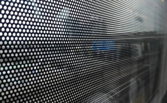 Jakie są korzyści z zastosowania perforowanej czarnej blachy na fasadach budynków?