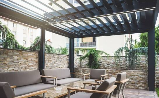 Jakie czynniki należy uwzględnić przy wyborze lokalizacji dla bioklimatycznej pergoli?