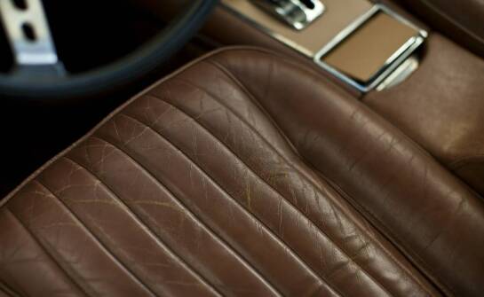 Jakie elementy wnętrza samochodu można odnowić dzięki tapicerskim usługom?