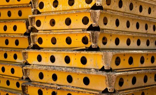 Jak poprawnie przechowywać zakupione szalunki, aby zachować trwałość?