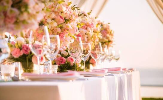 Najlepsze praktyki przy organizacji plenerowych bankietów z wykorzystaniem namiotów