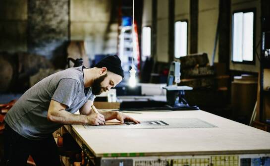 Wycinanie plexi na wymiar – zastosowanie w nowoczesnych reklamowych projektach