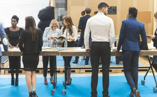 Projektowanie handlowych stoisk: jak uwzględnić potrzeby różnych grup klientów?