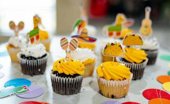 Jakie techniki nadruku stosuje się na reklamowych krówkach z logo?