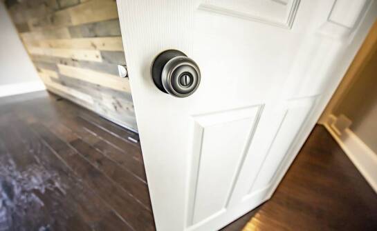 Jakie są kluczowe cechy zamków do drzwi w nowoczesnych budynkach?