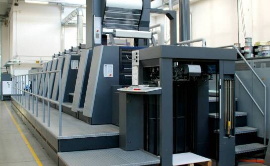 Jakie zalety niesie ze sobą współpraca z drukarnią posiadającą nowoczesne maszyny?