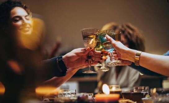 Kolacja sylwestrowa na świeżym powietrzu – jakie możliwości dają nasze przestrzenie?