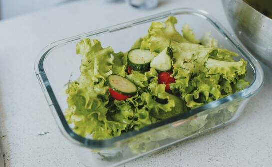 Korzyści z używania szczelnych pojemników do sałatek w cateringu