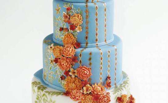 Tematyczne opłatki jako centrum dekoracji tortu na 50. urodziny