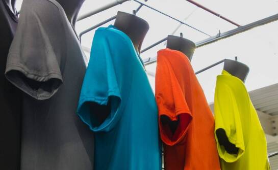 Sportowa odzież w sklepie – co warto kupić?