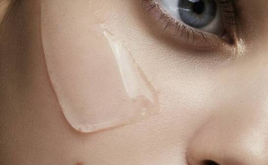 Zalety stosowania stymulatorów pod oczy w kontekście odmładzania skóry.