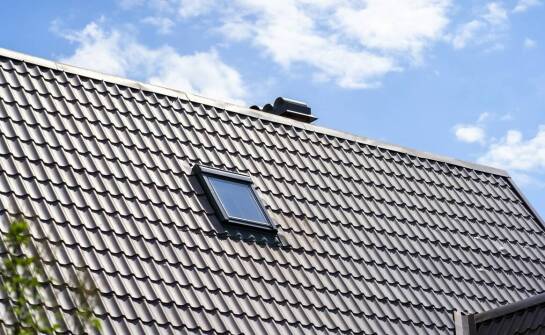Jakie czynniki wpływają na wybór dachowych okien dla domu?