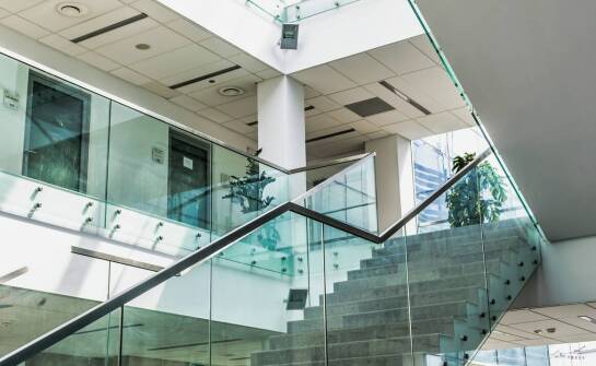 Innowacyjne rozwiązania w montażu poręczy szklanych – co oferuje rynek?