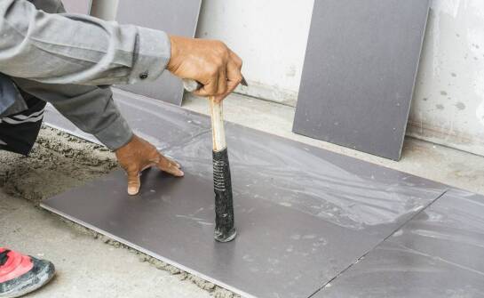 Układanie glazury na zewnątrz budynków – jakie stosujemy technologie?