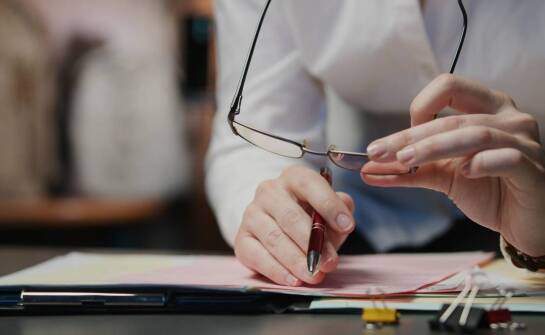 Kluczowe aspekty sporządzania umów o pracę i cywilnoprawnych umów