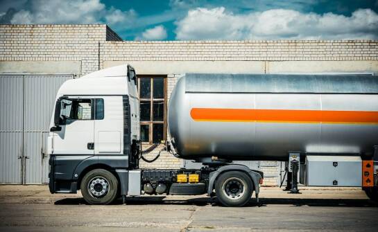 Jak efektywnie organizować logistykę dostaw paliw dla dużych przedsiębiorstw?